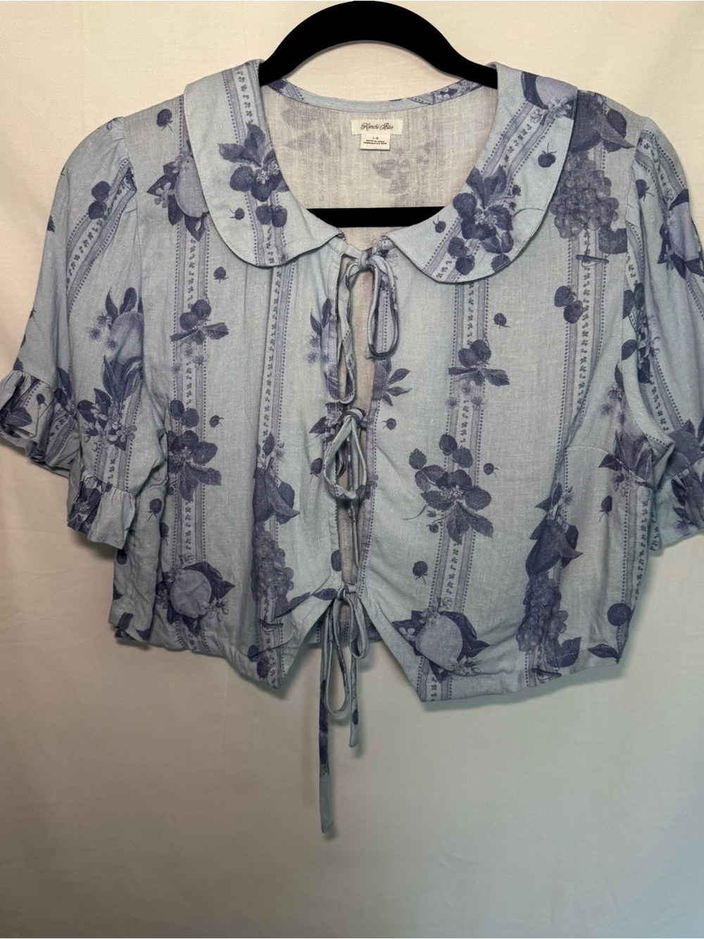 Kimchi Blue Saturday Tie-Front Cropped Tee Blue Floral Crop Top Large